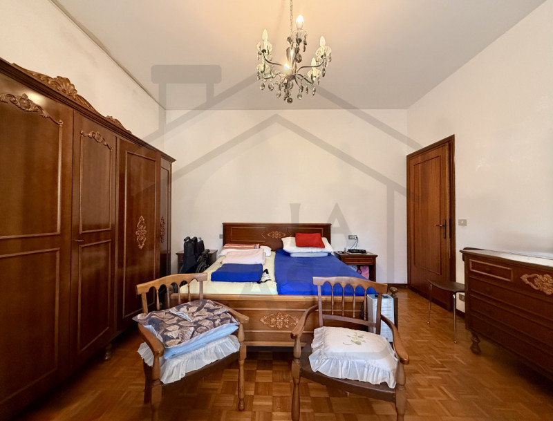 TORREGLIA - In pieno centro a Torreglia, ai piedi dei suggestivi Colli Euganei, proponiamo in ven...