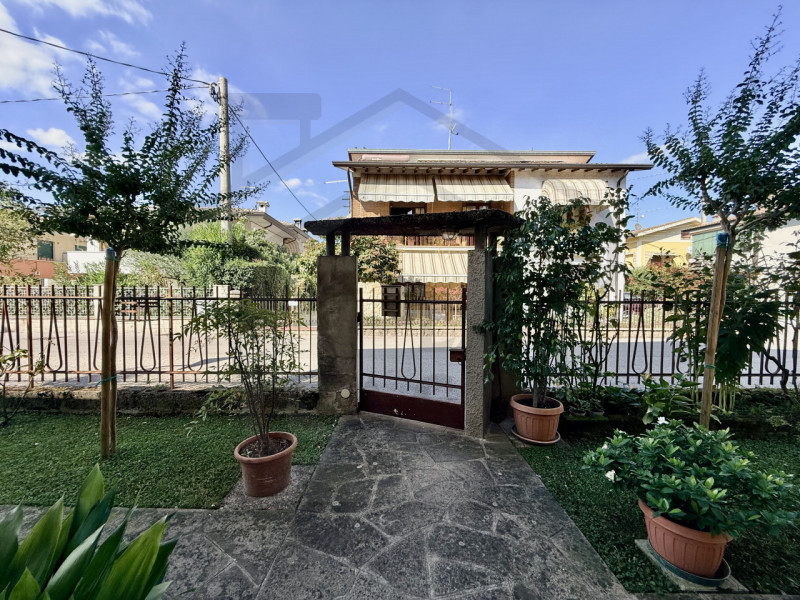 TORREGLIA - In pieno centro a Torreglia, ai piedi dei suggestivi Colli Euganei, proponiamo in ven...