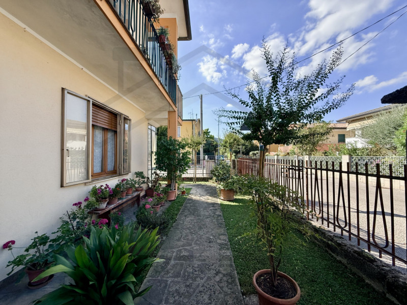 TORREGLIA - In pieno centro a Torreglia, ai piedi dei suggestivi Colli Euganei, proponiamo in ven...