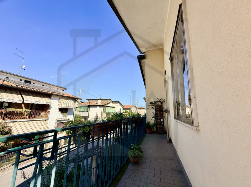 TORREGLIA - Nel cuore di Torreglia, in posizione centralissima ma al contempo riservata, proponia...