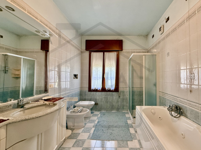 TORREGLIA - Nel cuore di Torreglia, in posizione centralissima ma al contempo riservata, proponia...