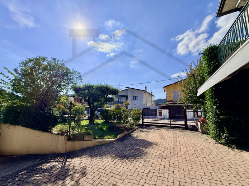 TORREGLIA - Nel cuore di Torreglia, in posizione centralissima ma al contempo riservata, proponia...