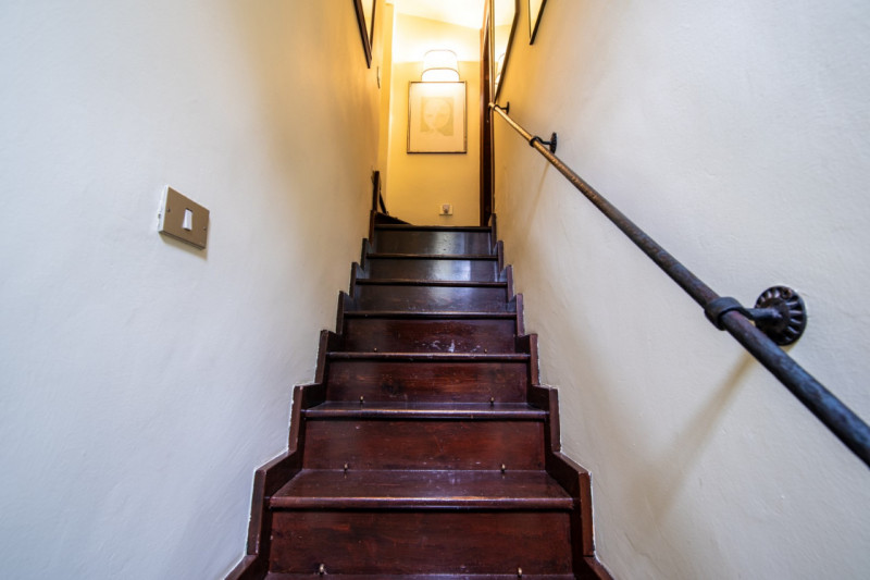 Se sei stanco di cercare casa con terreno sui colli e doverti allontanare troppo dai servizi, que...