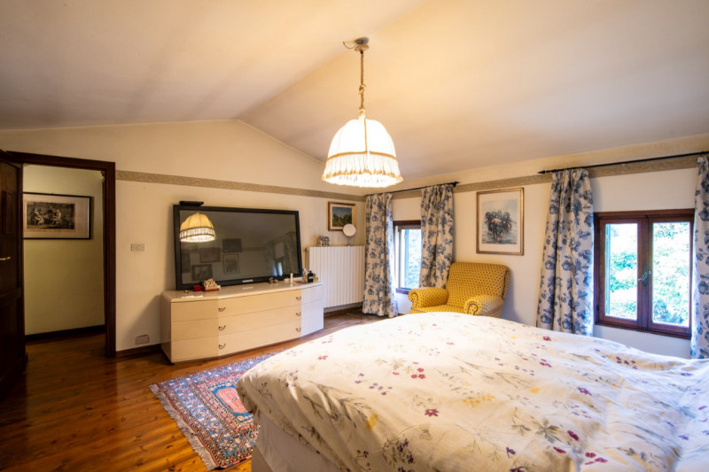 Se sei stanco di cercare casa con terreno sui colli e doverti allontanare troppo dai servizi, que...