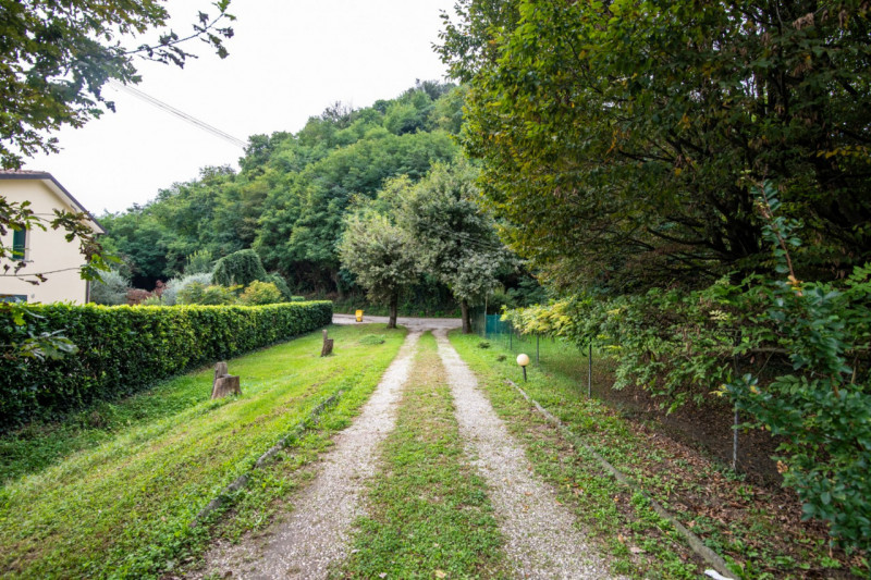 Se sei stanco di cercare casa con terreno sui colli e doverti allontanare troppo dai servizi, que...