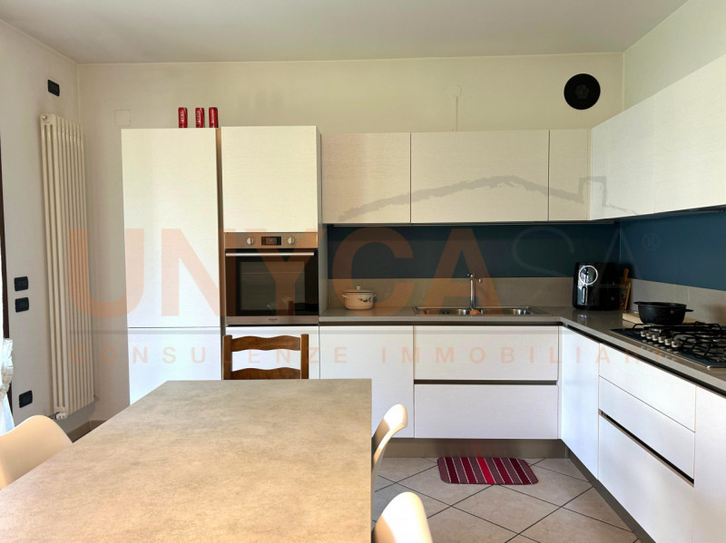 SARMEOLA - Proponiamo in vendita una casa singola sviluppata su due livelli, con accesso tramite ...