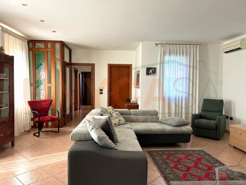 SARMEOLA - Proponiamo in vendita una casa singola sviluppata su due livelli, con accesso tramite ...