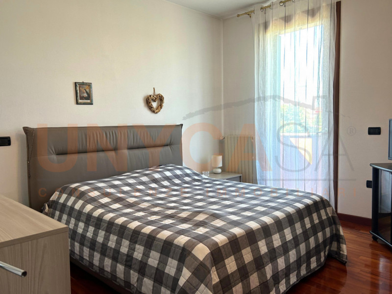 SARMEOLA - Proponiamo in vendita una casa singola sviluppata su due livelli, con accesso tramite ...