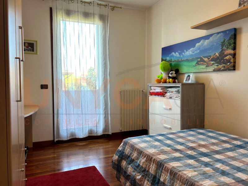 SARMEOLA - Proponiamo in vendita una casa singola sviluppata su due livelli, con accesso tramite ...