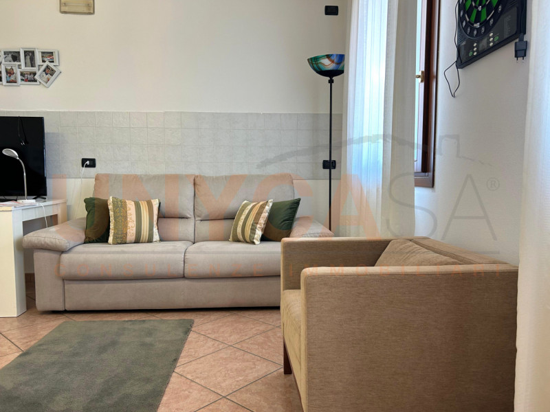 SARMEOLA - Proponiamo in vendita una casa singola sviluppata su due livelli, con accesso tramite ...