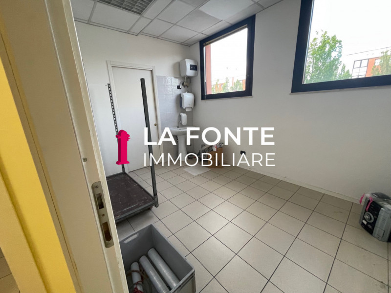 Scopri un'opportunità unica per il tuo business nella zona Artigianale di Peraga, Vigonza! Direzi...