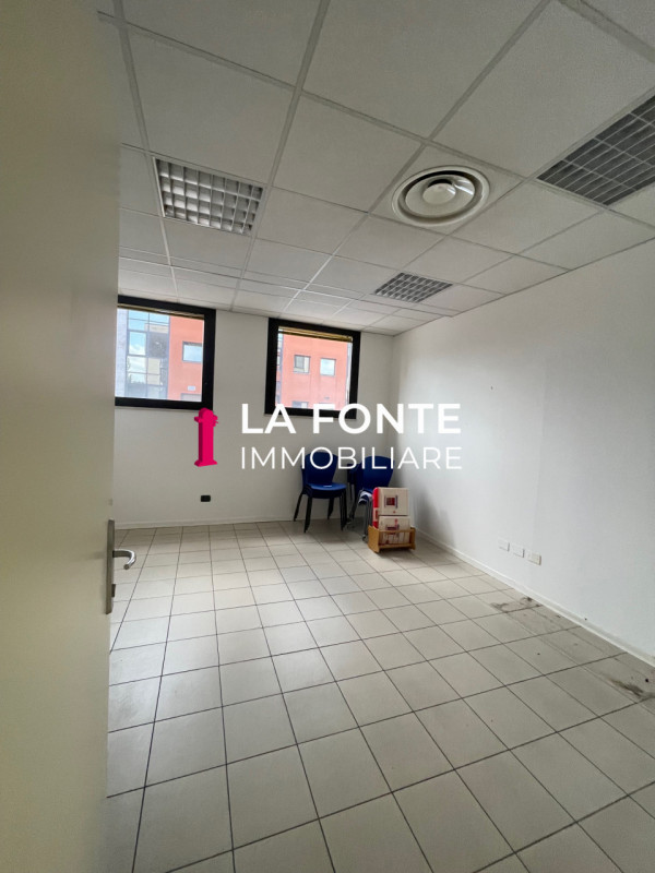 Scopri un'opportunità unica per il tuo business nella zona Artigianale di Peraga, Vigonza! Direzi...