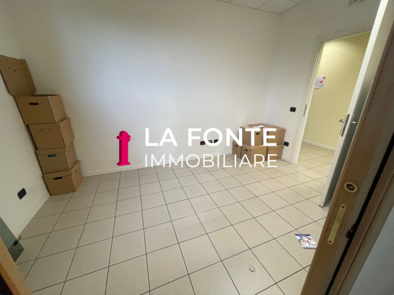 Scopri un'opportunità unica per il tuo business nella zona Artigianale di Peraga, Vigonza! Direzi...