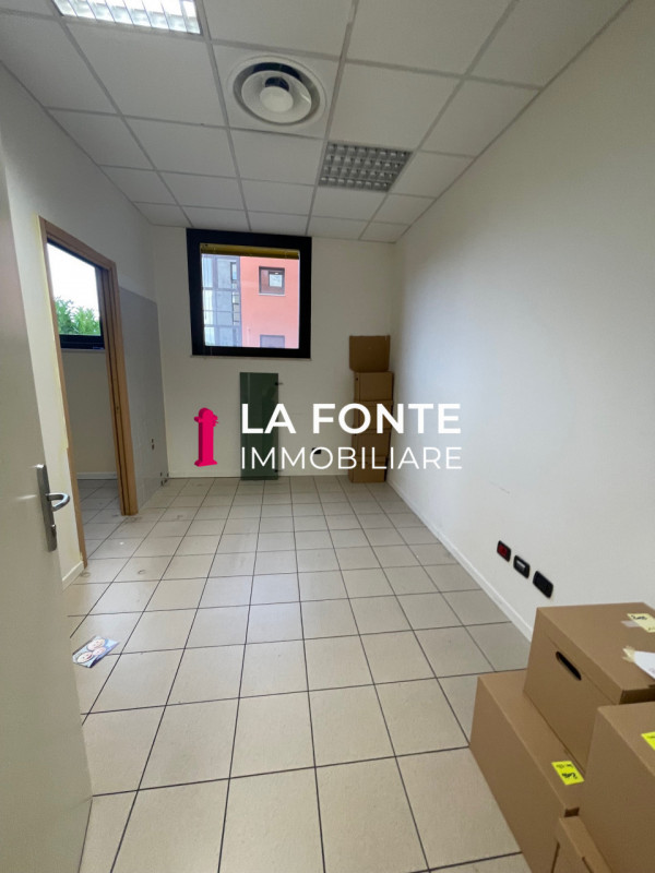 Scopri un'opportunità unica per il tuo business nella zona Artigianale di Peraga, Vigonza! Direzi...