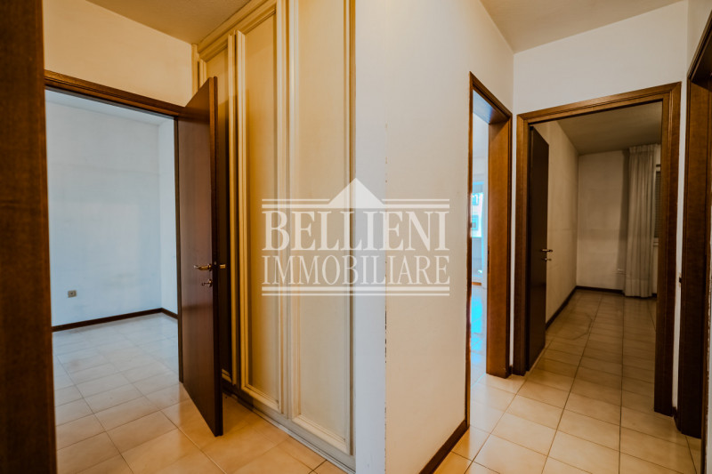 SANTA BERTILLA - Proponiamo in vendita al sesto piano con ascensore, un luminoso appartamento rec...