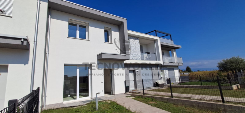 Scopri la tua nuova casa dei sogni nel cuore di Isola Vicentina! Questa splendida porzione centra...