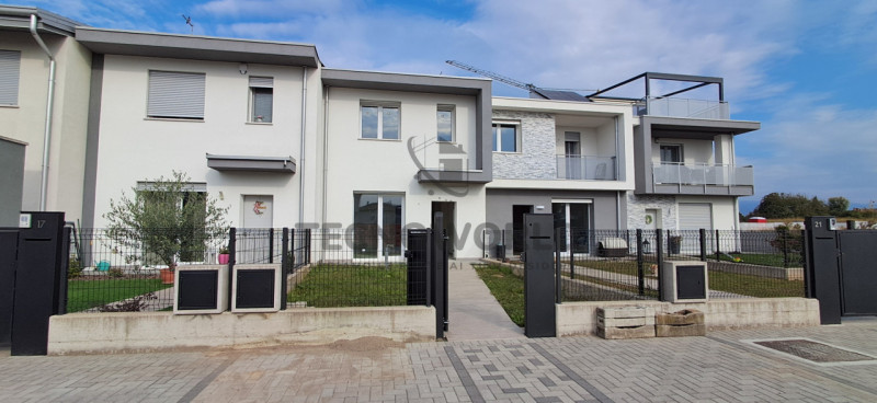 Scopri la tua nuova casa dei sogni nel cuore di Isola Vicentina! Questa splendida porzione centra...