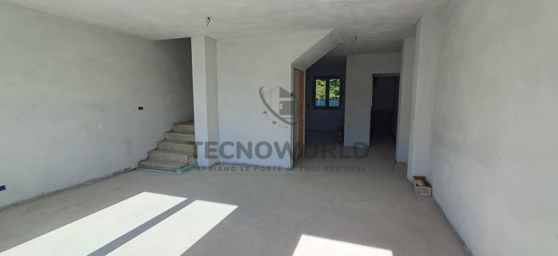 Scopri la tua nuova casa dei sogni nel cuore di Isola Vicentina! Questa splendida porzione centra...