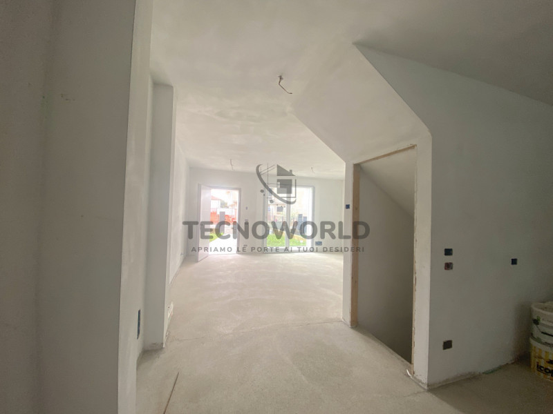 Scopri la tua nuova casa dei sogni nel cuore di Isola Vicentina! Questa splendida porzione centra...