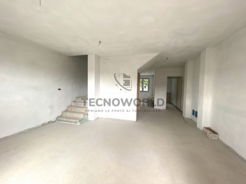 Scopri la tua nuova casa dei sogni nel cuore di Isola Vicentina! Questa splendida porzione centra...