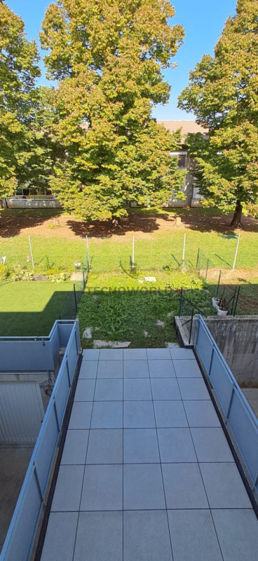 Scopri la tua nuova casa dei sogni nel cuore di Isola Vicentina! Questa splendida porzione centra...