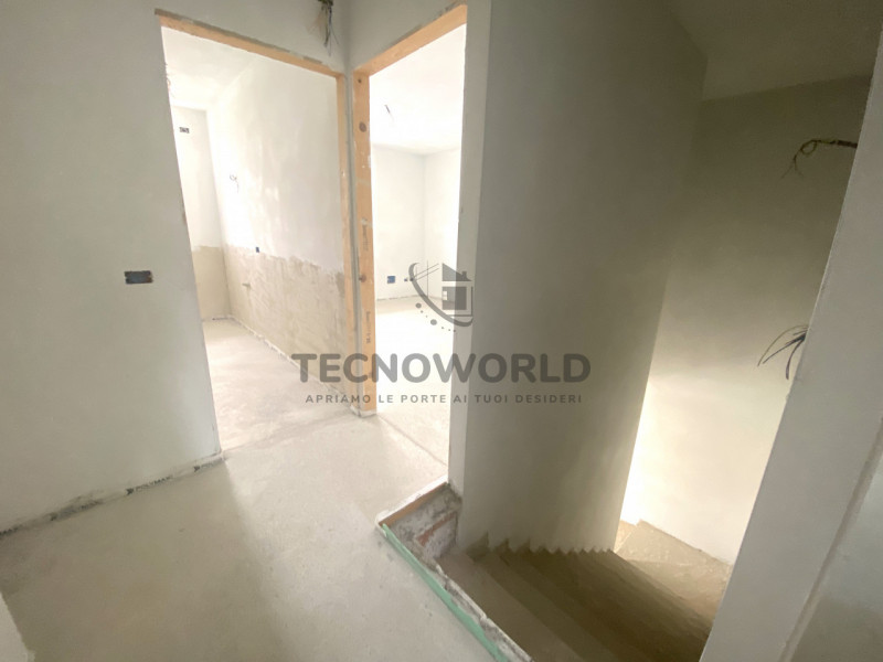 Scopri la tua nuova casa dei sogni nel cuore di Isola Vicentina! Questa splendida porzione centra...