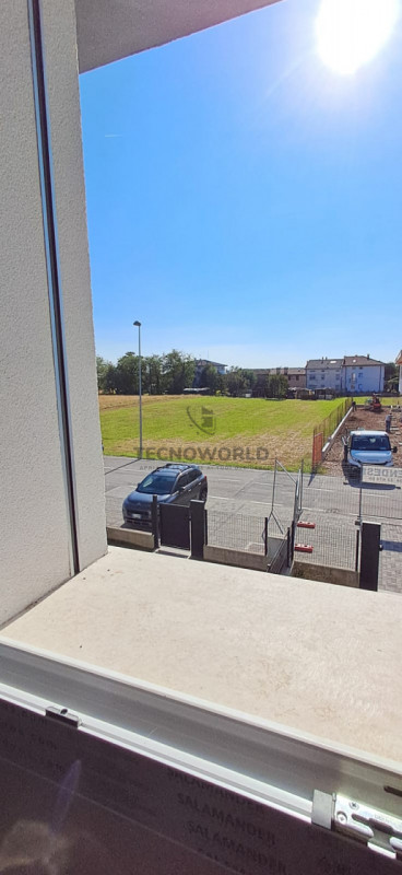 Scopri la tua nuova casa dei sogni nel cuore di Isola Vicentina! Questa splendida porzione centra...