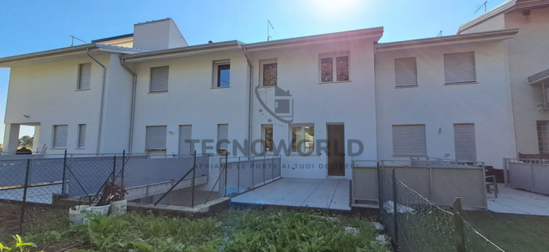 Scopri la tua nuova casa dei sogni nel cuore di Isola Vicentina! Questa splendida porzione centra...