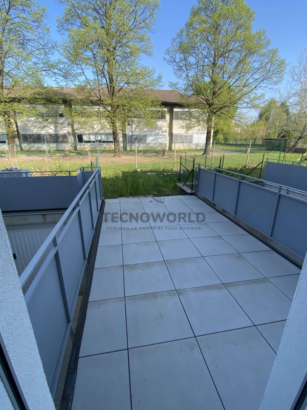 Scopri la tua nuova casa dei sogni nel cuore di Isola Vicentina! Questa splendida porzione centra...