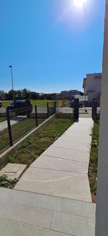 Scopri la tua nuova casa dei sogni nel cuore di Isola Vicentina! Questa splendida porzione centra...