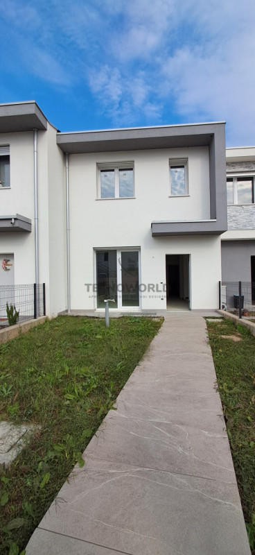 Scopri la tua nuova casa dei sogni nel cuore di Isola Vicentina! Questa splendida porzione centra...