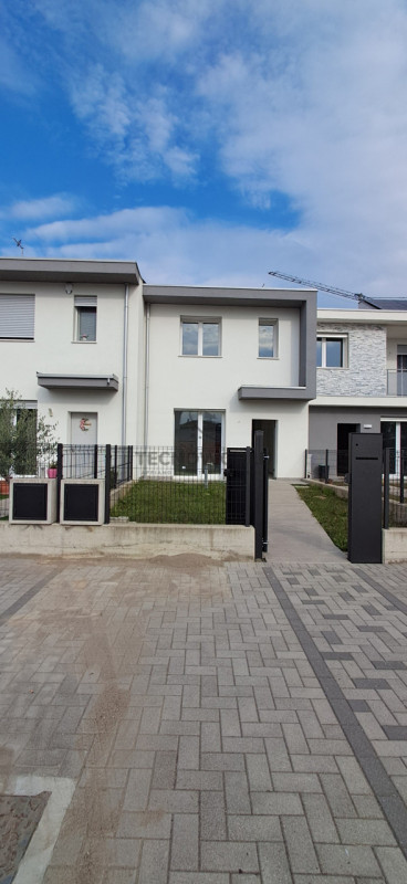 Scopri la tua nuova casa dei sogni nel cuore di Isola Vicentina! Questa splendida porzione centra...