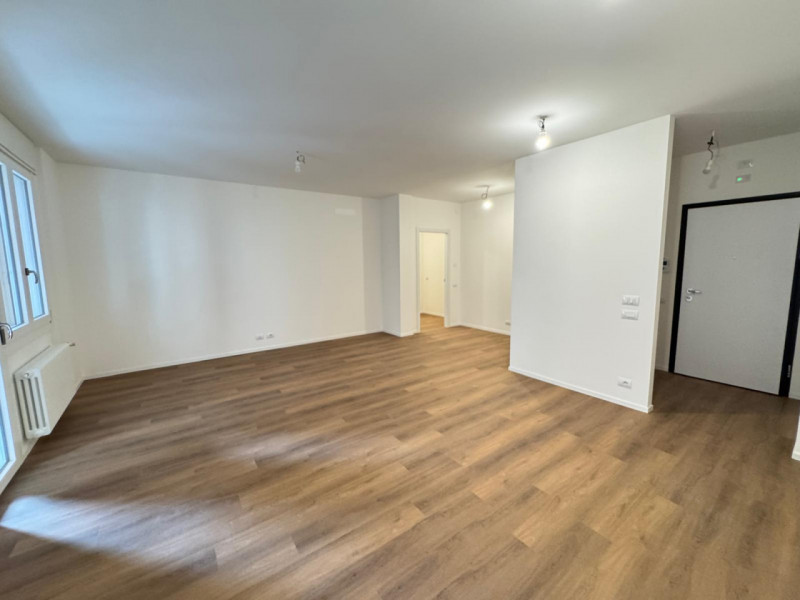 In posizione privilegiata, appena fuori dalle mura nord della città, appartamento bicamere in fas...