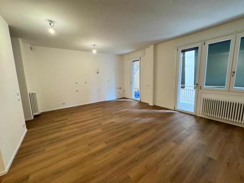 In posizione privilegiata, appena fuori dalle mura nord della città, appartamento bicamere in fas...