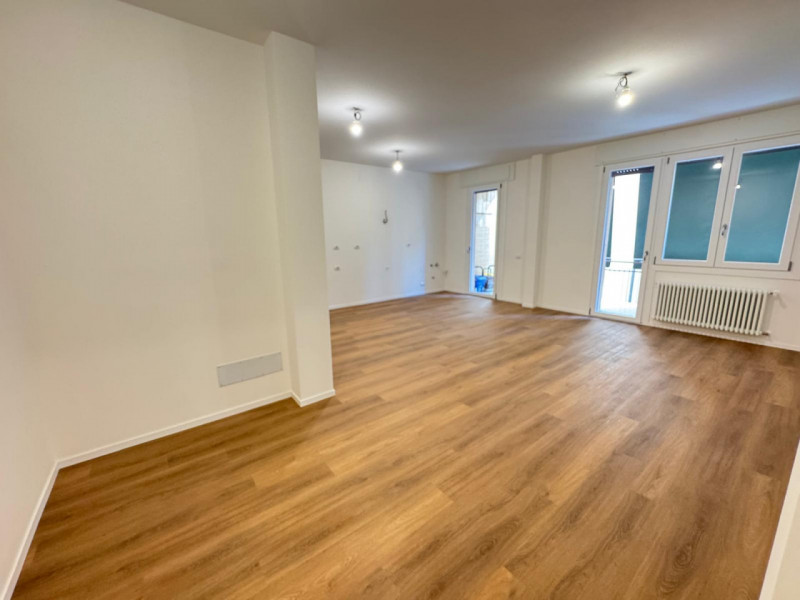 In posizione privilegiata, appena fuori dalle mura nord della città, appartamento bicamere in fas...