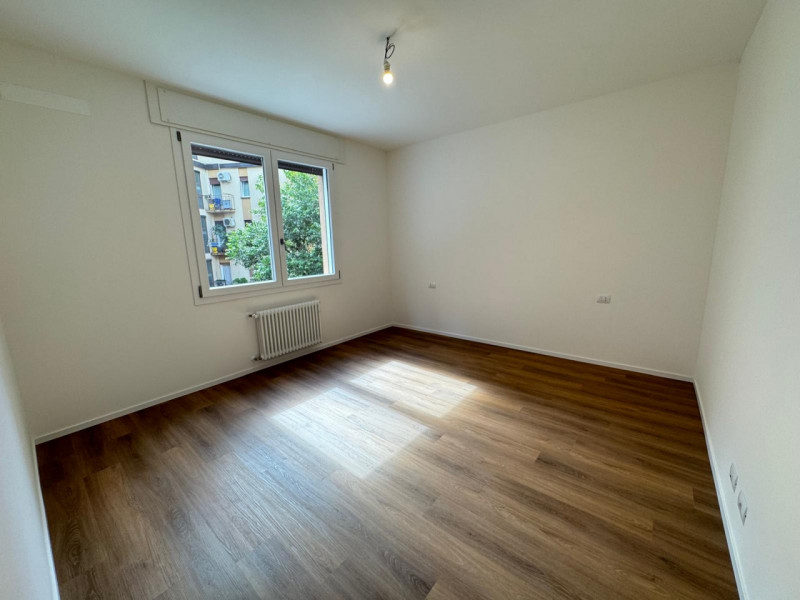 In posizione privilegiata, appena fuori dalle mura nord della città, appartamento bicamere in fas...