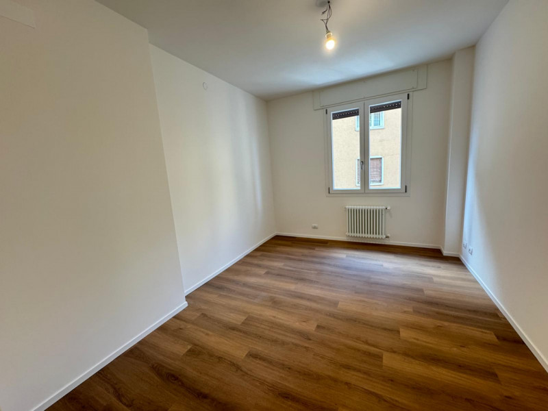 In posizione privilegiata, appena fuori dalle mura nord della città, appartamento bicamere in fas...