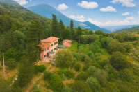 Casolare indipendente con vista e terreno