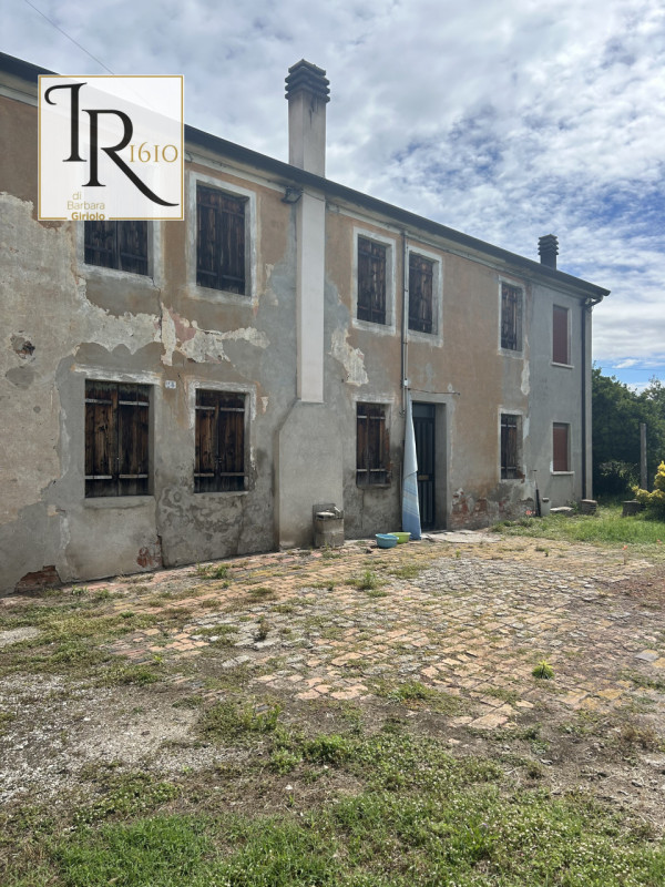 Scoprite questo affascinante rustico situato nel cuore del Comune di Masi, un vero e proprio rifu...