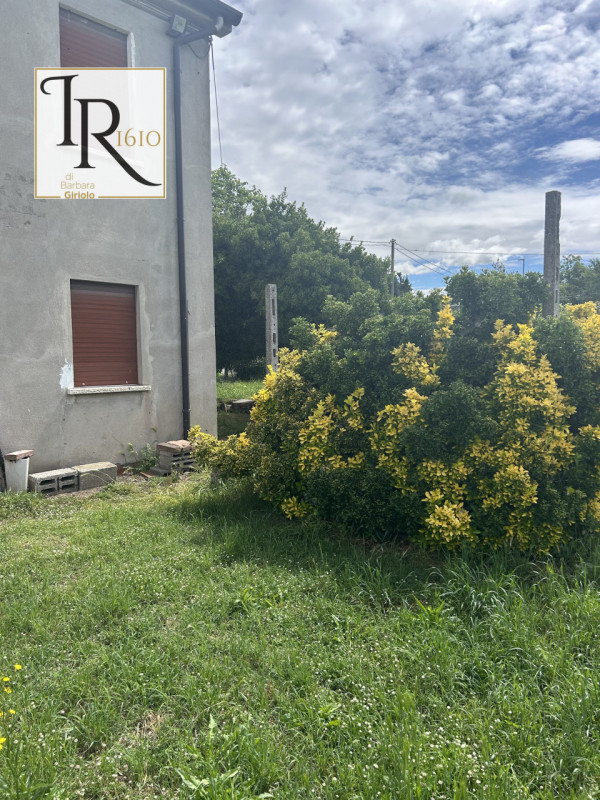 Scoprite questo affascinante rustico situato nel cuore del Comune di Masi, un vero e proprio rifu...