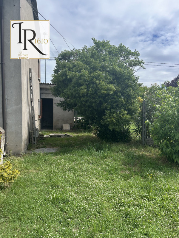 Scoprite questo affascinante rustico situato nel cuore del Comune di Masi, un vero e proprio rifu...