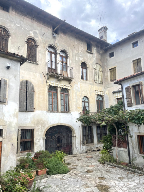 Nel suggestivo centro di Serravalle, cuore antico di Vittorio Veneto, sorge lo splendido Palazzo ...