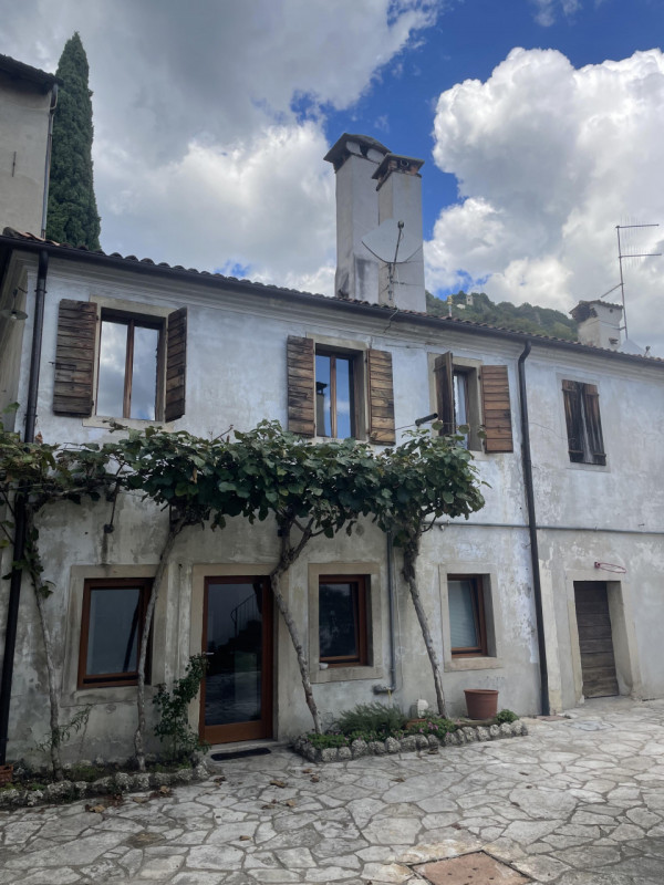 Nel suggestivo centro di Serravalle, cuore antico di Vittorio Veneto, sorge lo splendido Palazzo ...
