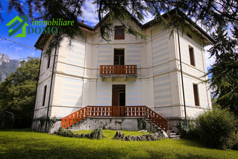 VELO D'ASTICO: prestigiosa VILLA SINGOLA immersa nel verde, unica per posizione e bellezza, con a...