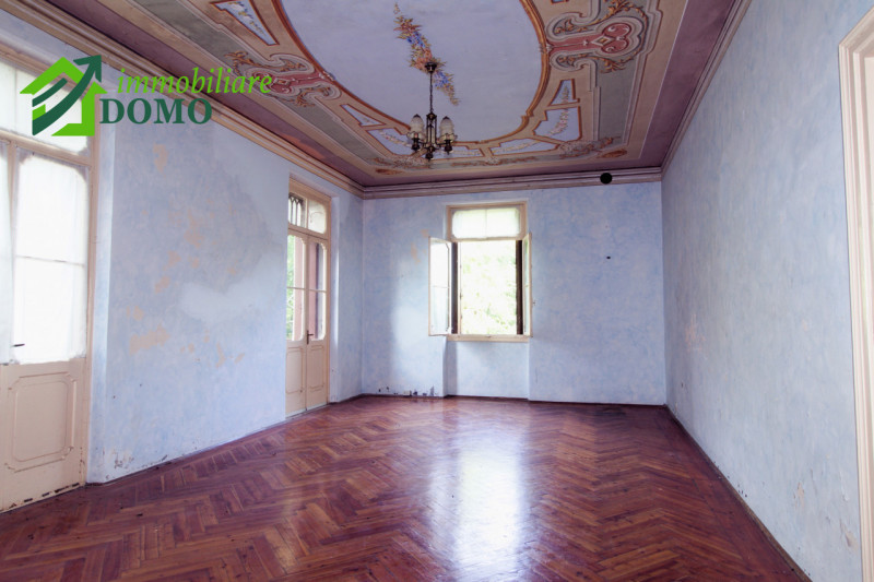 VELO D'ASTICO: prestigiosa VILLA SINGOLA immersa nel verde, unica per posizione e bellezza, con a...