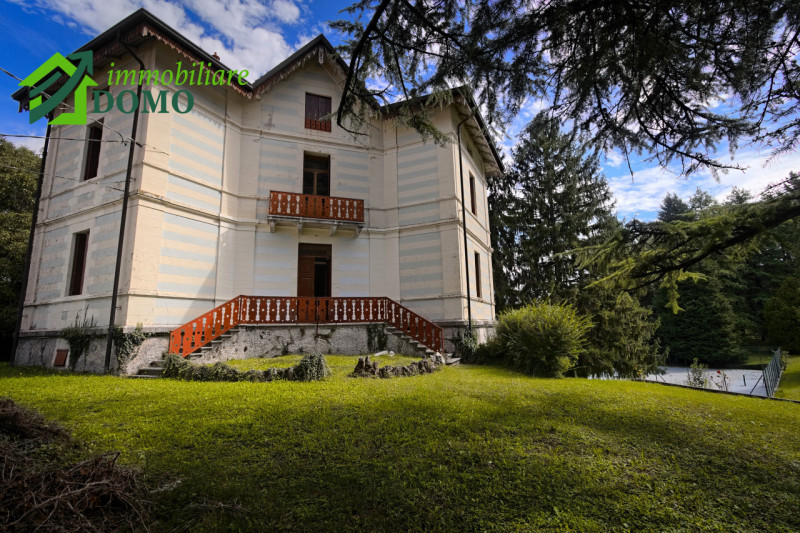 VELO D'ASTICO: prestigiosa VILLA SINGOLA immersa nel verde, unica per posizione e bellezza, con a...