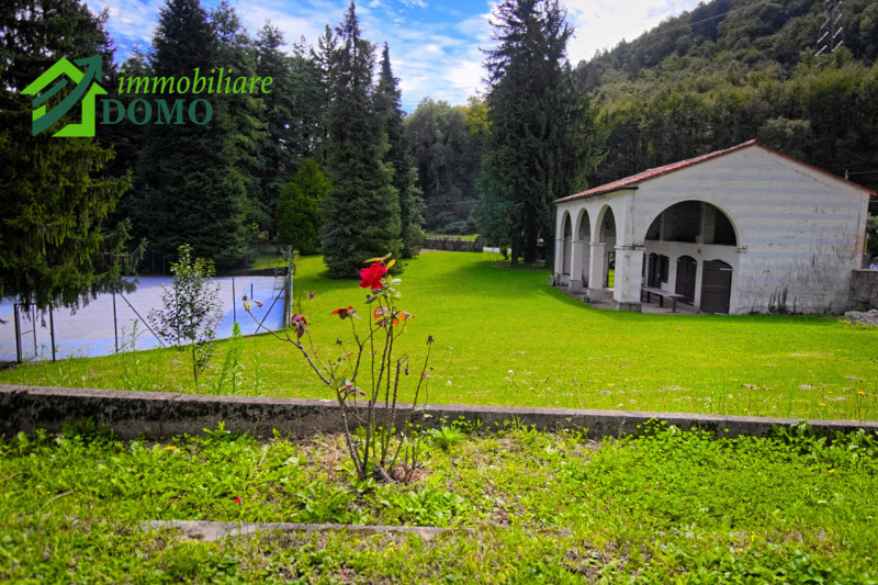VELO D'ASTICO: prestigiosa VILLA SINGOLA immersa nel verde, unica per posizione e bellezza, con a...