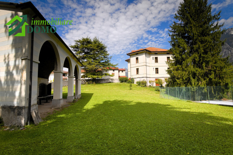 VELO D'ASTICO: prestigiosa VILLA SINGOLA immersa nel verde, unica per posizione e bellezza, con a...