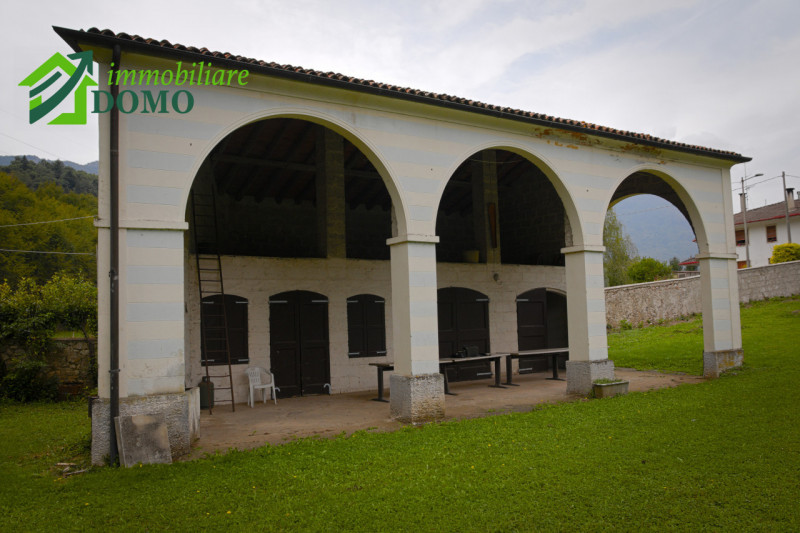 VELO D'ASTICO: prestigiosa VILLA SINGOLA immersa nel verde, unica per posizione e bellezza, con a...