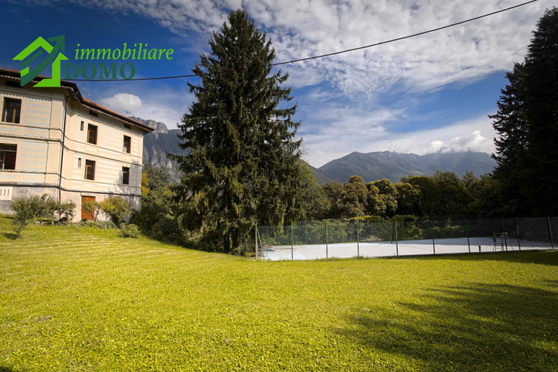 VELO D'ASTICO: prestigiosa VILLA SINGOLA immersa nel verde, unica per posizione e bellezza, con a...